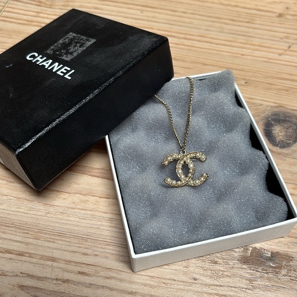 Chanel Pearl Logo Necklace - Picture 4 of 10